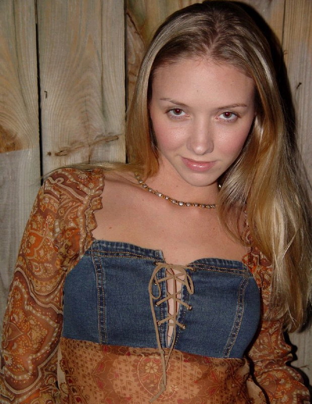 Страстная дама пожелала лишить тело одежды 2 фотография