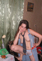 Привлекательная девушка любит свежесорванные цветы 4 фотография