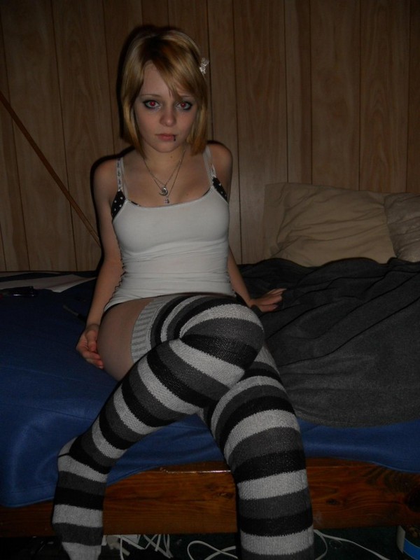 Привел в гости молодую эмо и потрахался 3 фотография