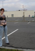 Рыжая бабенка показывает промежность сидя на стуле 10 фотография