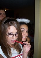 От скуки стройная бабенка устроила легкий стриптиз 29 фотография