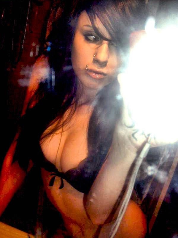 Неформалка с пирсингом делает пошлые селфи 7 фотография