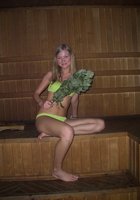 Голая любовница залезла в большую купель после бани 3 фотография