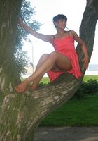 Барышня задирает платье гуляя по парку 12 фотография Барышня задирает платье гуляя по парку 12 фотография