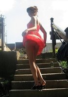 Барышня задирает платье гуляя по парку 3 фотография Барышня задирает платье гуляя по парку 3 фотография