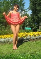 Барышня задирает платье гуляя по парку 11 фотография Барышня задирает платье гуляя по парку 11 фотография