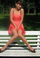 Барышня задирает платье гуляя по парку 5 фотография Барышня задирает платье гуляя по парку 5 фотография