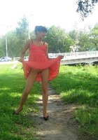 Барышня задирает платье гуляя по парку 14 фотография Барышня задирает платье гуляя по парку 14 фотография