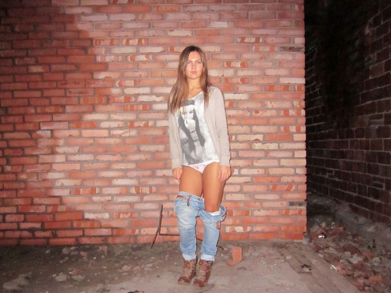 Неотразимая Ангелина сняла джинсы и показала писю на стройке 3 фотография