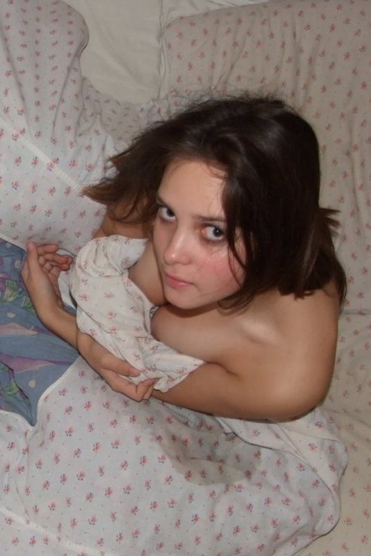 Молодая скромница после сна не стала одеваться 2 фотография