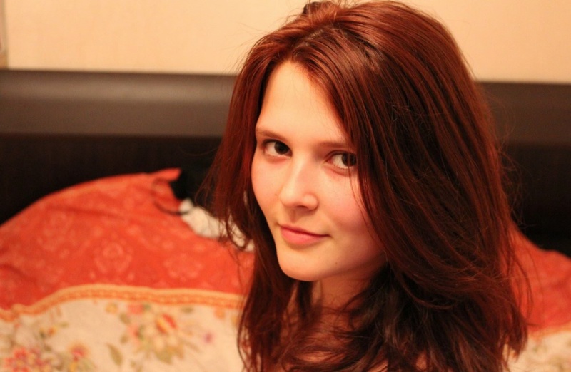 Бикса пытается снять трусы не вставая с постели 7 фотография