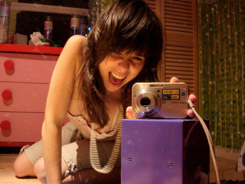 Озорная Соня лежит перед зеркалом лишь в лифчике 9 фотография