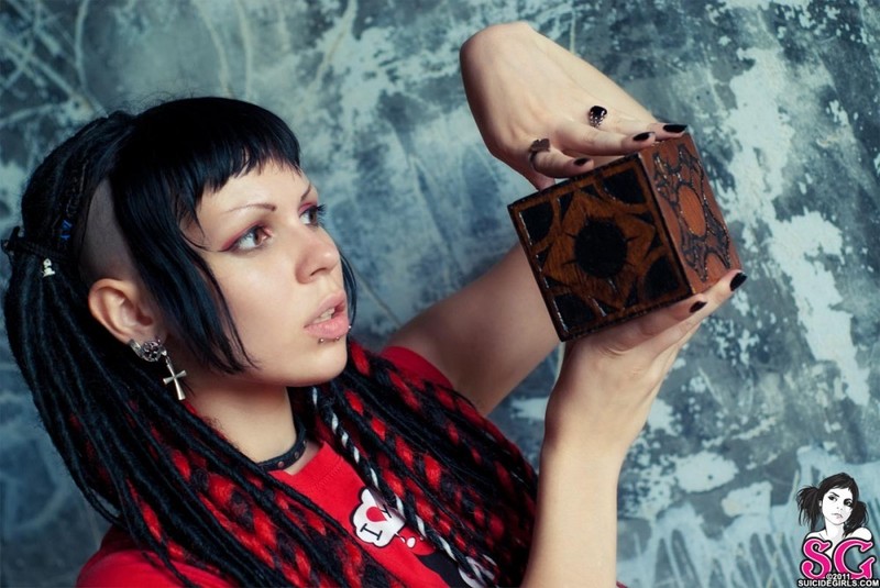 Заколдованная неформалка оголилась в заброшенном здании 3 фотография