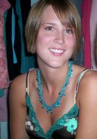 Молодая красавица в уединении любит засовывать руку в трусики 5 фотография