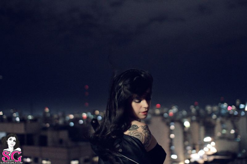 Краля ночью оголилась на крыше многоэтажки 28 фотография