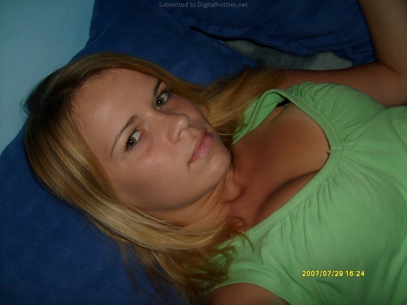 Молодая давалка способна на многое ради кайфа 2 фотография