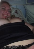 Блонда вывалила буфера сидя на полу 23 фотография