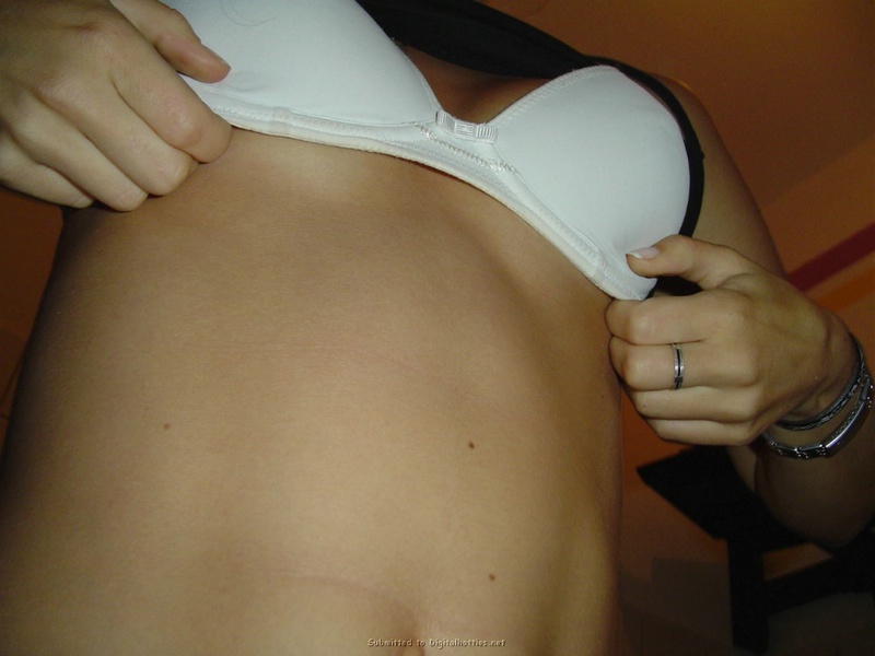 Стройная блонда оголила торс в комнате 3 фотография