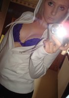 Кокетка стоит перед зеркалом в полуголом виде 9 фотография