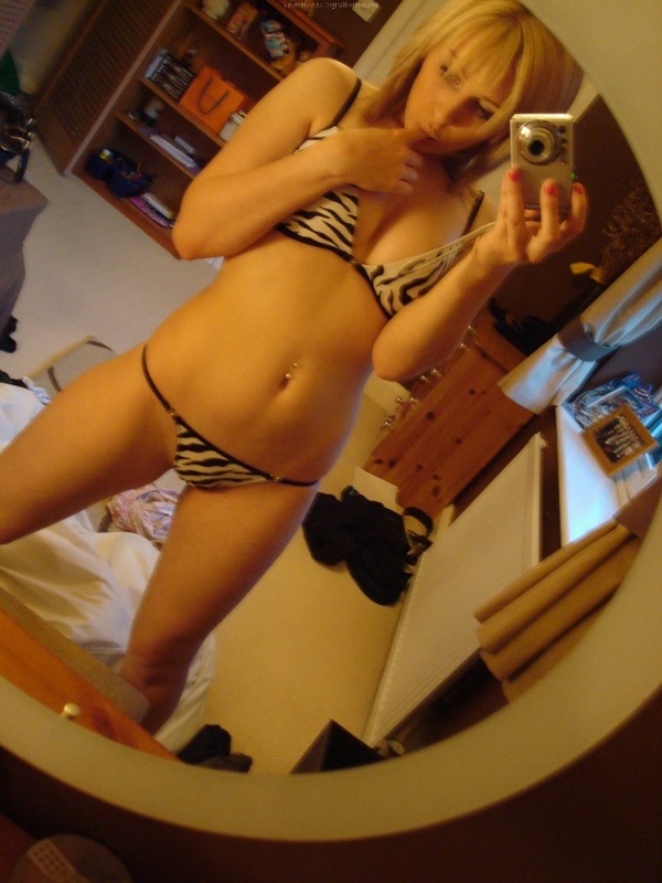 Кокетка стоит перед зеркалом в полуголом виде 25 фотография