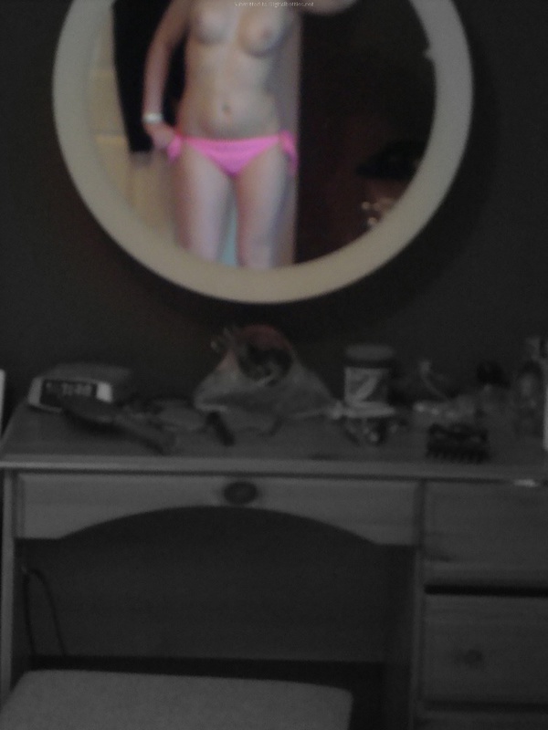 Кокетка стоит перед зеркалом в полуголом виде 30 фотография