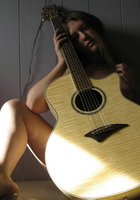 Музыкантка позирует рядом с гитарой 20 фотография