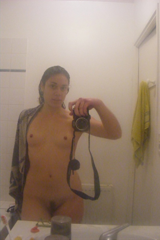 Голая Ксения надрачивает член в гостях у чувака 14 фотография