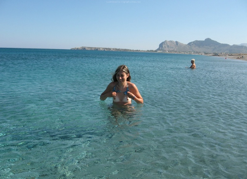 Бабенка сушит волосы феном стоя раком перед зеркалом 33 фотография