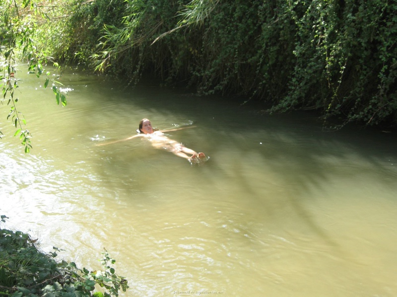 Голая чика моется в реке 14 фотография