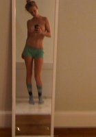 Хорошие сиськи худой девушки отражаются в зеркале 15 фотография