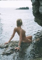 Пара голых красоток отдыхают в скалах 14 фотография Пара голых красоток отдыхают в скалах 14 фотография