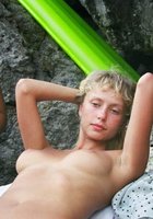 Пара голых красоток отдыхают в скалах 2 фотография Пара голых красоток отдыхают в скалах 2 фотография