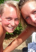 Подружки в купальниках веселятся около бассейна 17 фотография Подружки в купальниках веселятся около бассейна 17 фотография