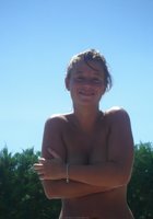 Подружки в купальниках веселятся около бассейна 26 фотография Подружки в купальниках веселятся около бассейна 26 фотография