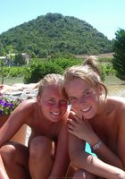 Подружки в купальниках веселятся около бассейна 21 фотография Подружки в купальниках веселятся около бассейна 21 фотография