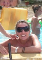 Подружки в купальниках веселятся около бассейна 24 фотография Подружки в купальниках веселятся около бассейна 24 фотография