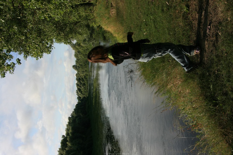 Красивая молодуха спит с парнем на полу 19 фотография