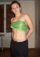 Телочка прикрывает руками титьки стоя топлес 8 фотография