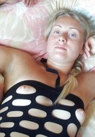 Шальная блондинка в пошлом белье развлекается дома 6 фотография