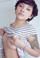 Изуми присела на стол будучи только в розовых гетрах 1 фотография