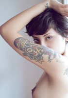 Изуми присела на стол будучи только в розовых гетрах 10 фотография