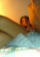 Молодуха лежит в постели в обнимку с голым мужем 13 фотография