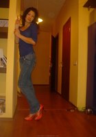 Сучка с накаченными губами стоит в лифчике под открытым небом 26 фотография