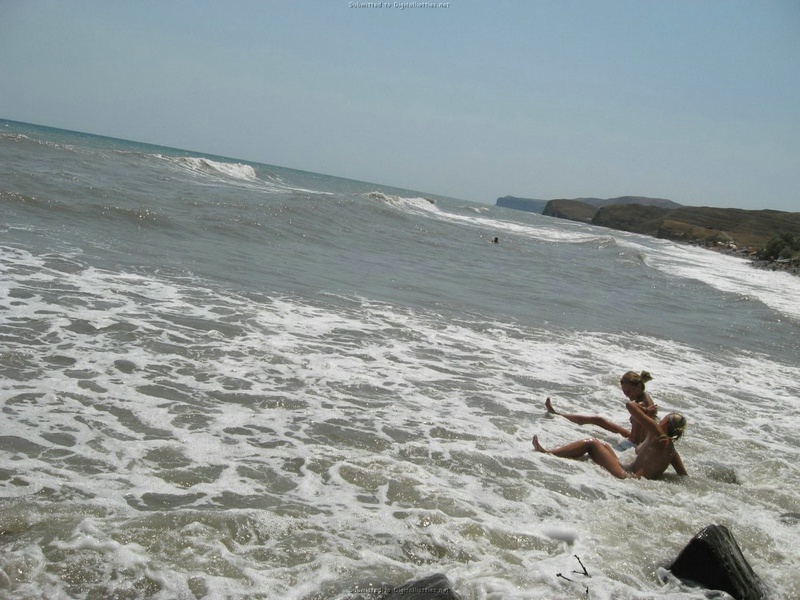 В походе бикса не стесняется быть с непркирытым бюстом 18 фотография