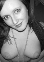 Ольга надев чулки показала пышное тело в спальне 11 фотография