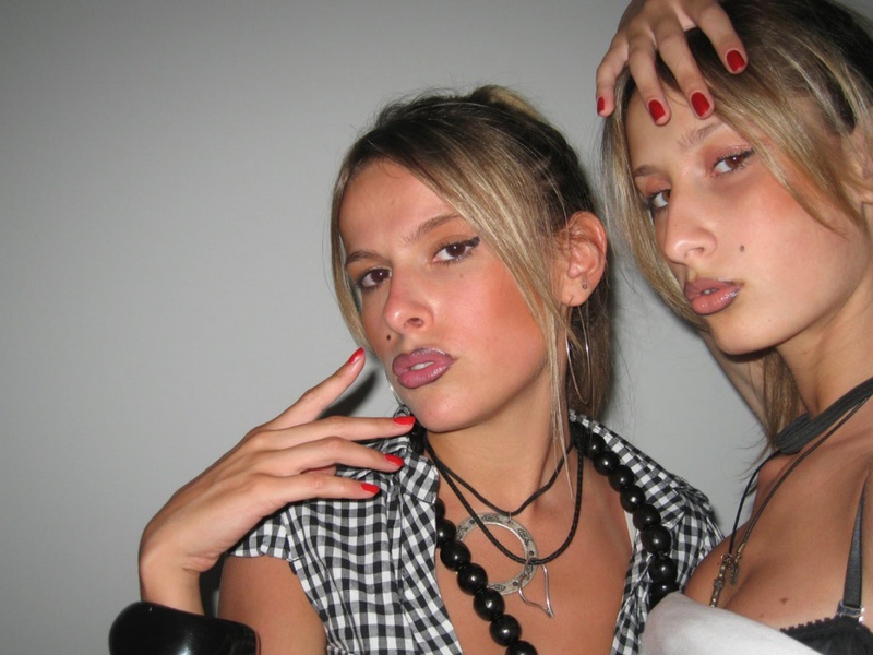 Сучка в спальне делает глубокий минет сожителю 3 фотография