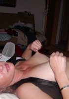 Зрелая подруга щипает себя за соски после минета 7 фотография