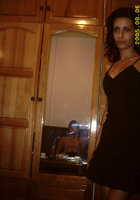 Кавказская худышка не прикрывает волосатую писю в комнате 2 фотография