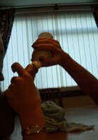 Лежа на полу телка светит волосатой промежностью 19 фотография