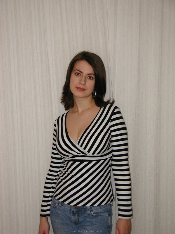 Симпатичная брюнетка сосет член в спальне 7 фотография